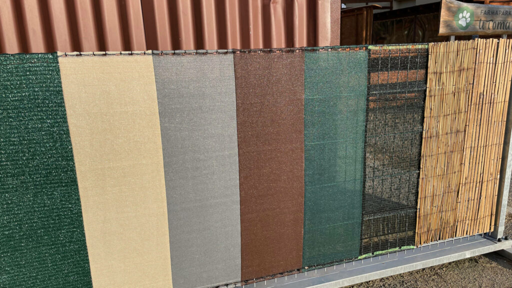 Zastínění na plot – stínící tkaniny (100%, 90%, 60%), rákosová rohož, štípaný bambus.