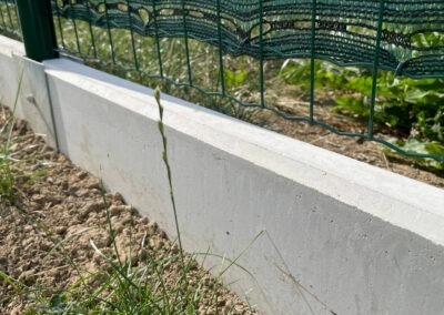Podhrabová betonová deska pod plot jako náhrada podezdívky.