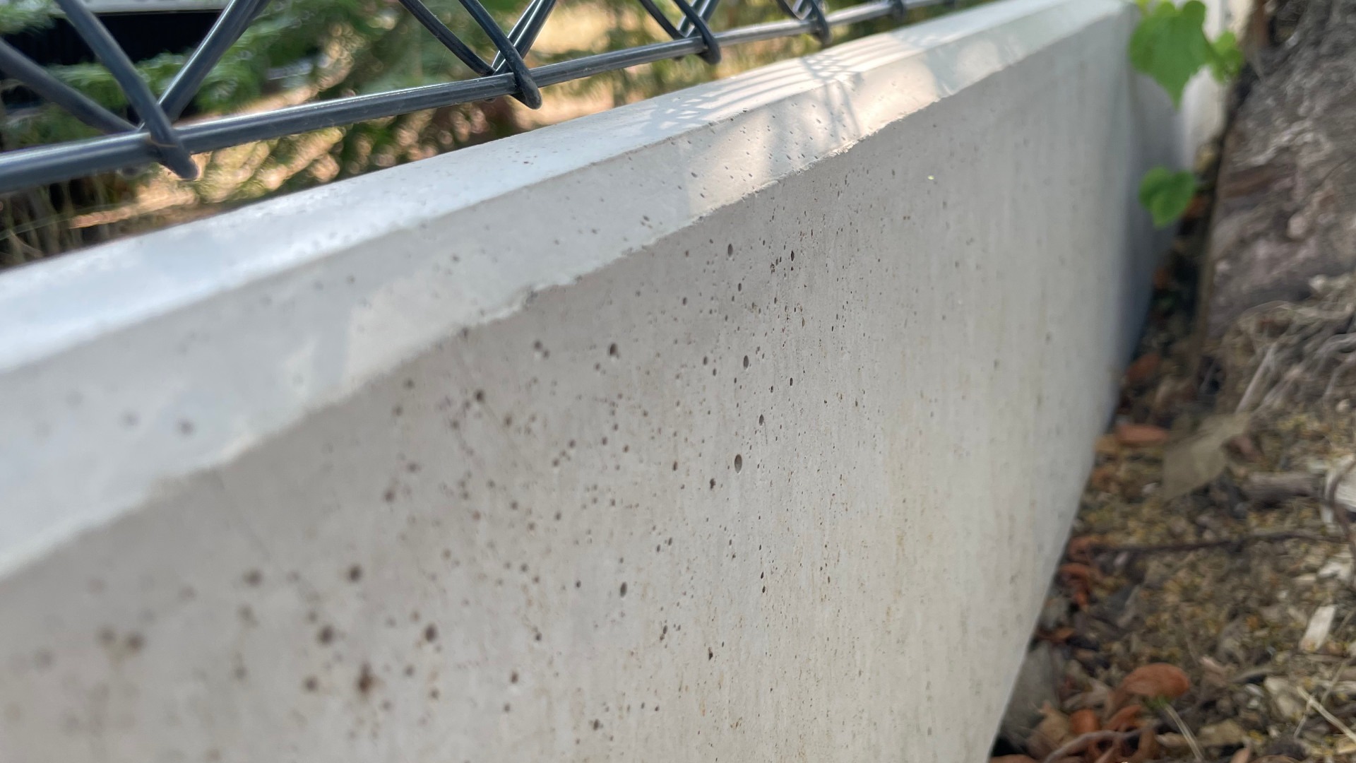 Podhrabová betonová deska pod plot jako náhrada podezdívky.
